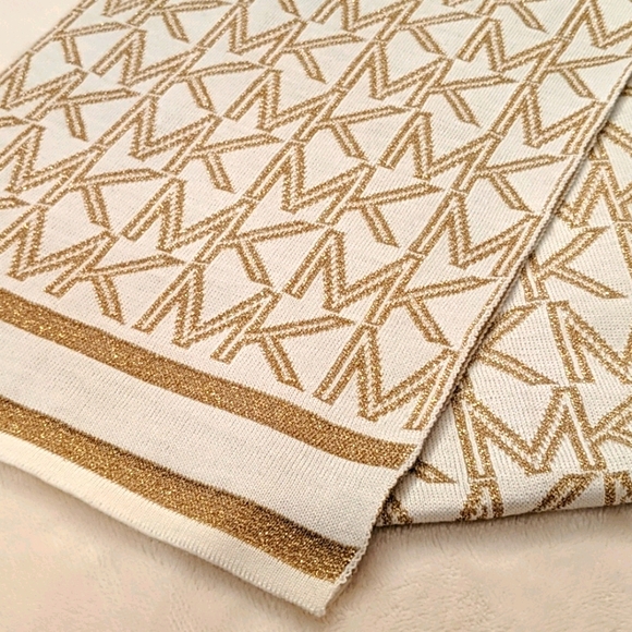 🧣MICHAEL KORS Gold Sparkle/Cream Logo Scarf - Picture 3 of 4